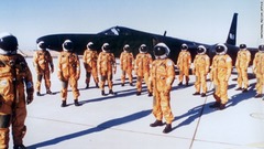 偵察機Ｕ―２の前で与圧スーツを着た米中央情報局（ＣＩＡ）の操縦士＝NATIONAL RECON OFFICE提供