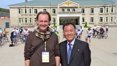 寄稿したヨハン・ニランダー記者（左）とガイドのコチャンホ氏（編集部注：この写真は削除されなかった）