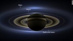 土星の左上には金星があり、その左上の赤い点は火星だ