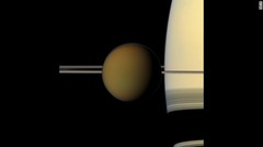 土星最大の衛星タイタンが土星の前を通過する画像