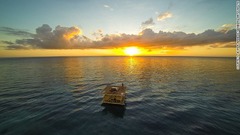 ホテルは海岸から約２５０メートル離れて浮かぶ