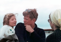 ケネディ大統領（中央）を囲む妻のジャクリーンさん（右）と娘のキャロラインさん＝Cecil Stoughton/JFK Pres. Lib.提供
