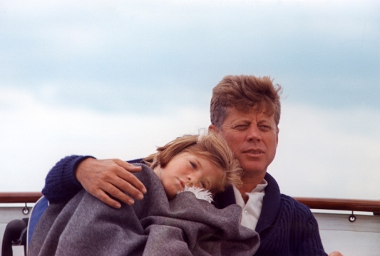 ケネディ大統領と娘のキャロラインさん。暗殺の約３カ月前＝Cecil Stoughton/JFK Pres. Lib.提供