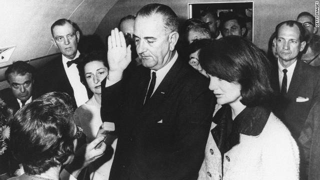 ジョンソン副大統領（中央）が大統領への就任宣誓を行う。左手前がサラ・ヒューズ判事、右はケネディ大統領夫人のジャクリーン氏