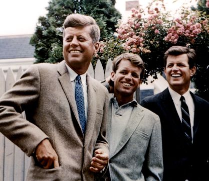 ケネディ大統領（左）と弟のロバート（中央）、エドワード両氏＝John F. Kennedy Library提供