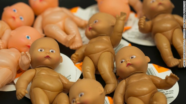 中国製人形２０万体が押収された＝米税関国境警備局提供