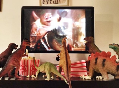 テレビの中のモンスターに釘付け=トゥーマさん提供