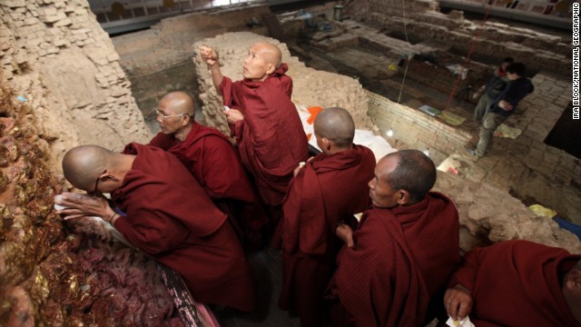 ネパール南部ルンビニの寺院で祈りをささげる僧侶＝Ira Block/National Geographic提供