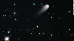 カラーフィルターを利用してきれいに撮影したアイソン彗星＝４月３０日、NASA/ESA/STScI/AURA提供