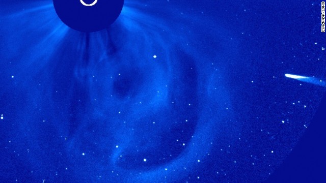 アイソン彗星が太陽に接近する様子＝ESA/NASA/SOHO/SDO提供