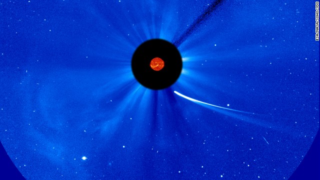 アイソン彗星が太陽に接近する様子＝ESA/NASA/SOHO/SDO提供