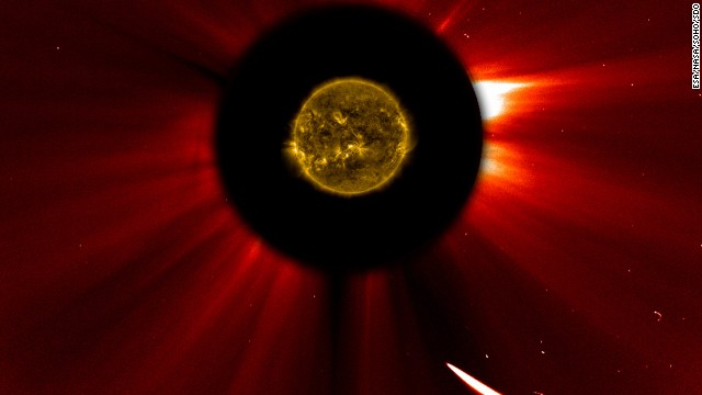 アイソン彗星が太陽に接近する様子＝ESA/NASA/SOHO/SDO提供