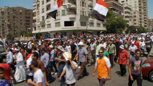 反政府デモの参加者。エジプトでは新憲法の草案が確定した