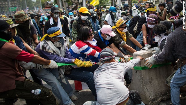 バリケードを排除しようとするデモ参加者＝１日、バンコク