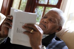 自伝を読むマンデラ氏＝２０１１年、Debbie Yazbek/Nelson Mandela Foundation提供