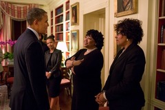 マンデラ氏の映画公開を前に、ホワイトハウスでマンデラ氏の娘と会うオバマ大統領＝２０１３年１１月、Pete Souza/The White House提供