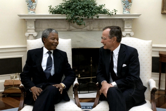 １９９０年、ジョージ・Ｈ・Ｗ・ブッシュ米大統領（当時）と会談するマンデラ氏＝George Bush Library and Museum提供