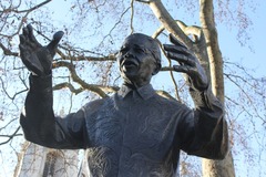 英ロンドンにあるマンデラ氏の彫像
