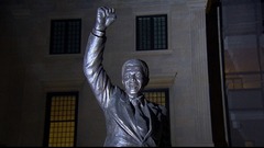 米ワシントンに立つマンデラ氏の彫像