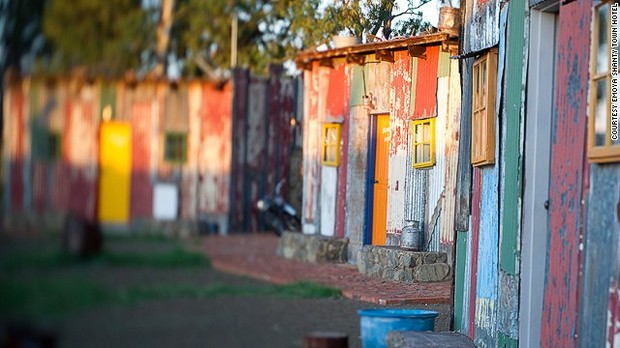 現実感を出そうと、まきで湯を沸かす釜や屋外トイレを設けている　写真提供＝Emoya Shanty Town Hotel