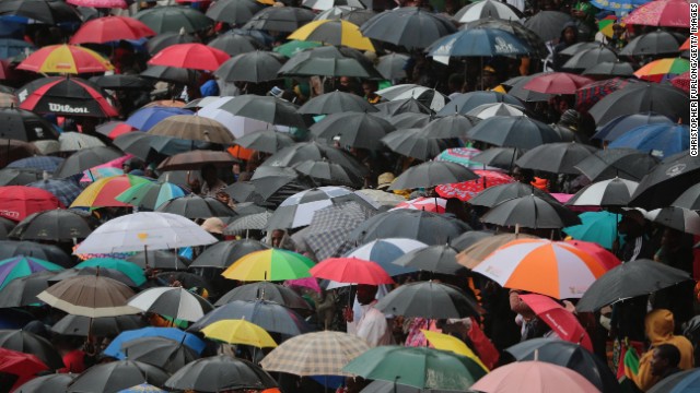 雨の中、多くの人たちが集まった