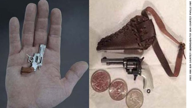 左は世界最小の銃とされる「スイス・ミニガン」、右はＴＳＡが没収したおもちゃの銃