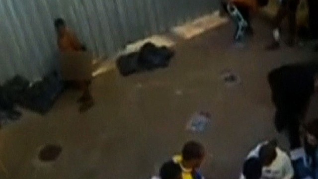 全裸の移民に消毒液で非難　イタリア - CNN.co.jp