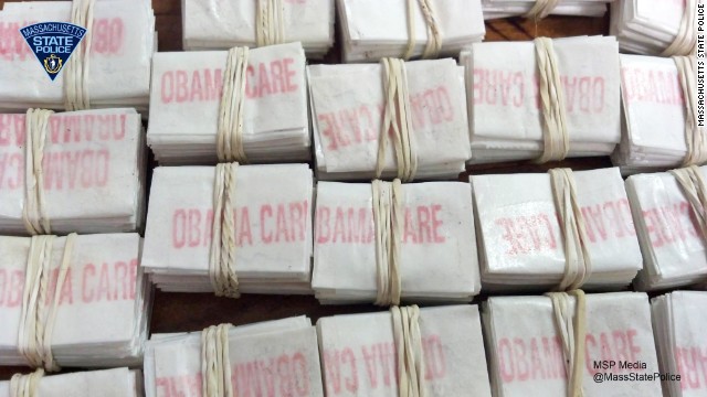 「オバマケア」の名前が入ったヘロイン入りの小さな包み＝マサチューセッツ州警察提供