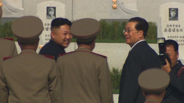 金正恩第１書記（左）と張成沢前国防委員会副委員長＝朝鮮中央通信から