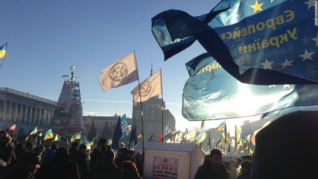 ウクライナの首都キエフで反政府デモに参加する人々