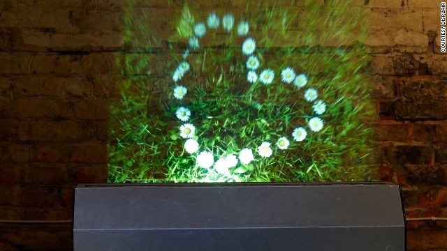 像が映る霧は雲を形成するような極小の水滴でできているという=同社提供