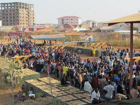 国連の拠点に避難する人々＝UNMISS/Rolla Hinedi and Shantal提供