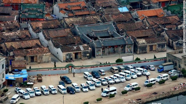 広東省の海辺の村を取り囲む当局＝GUANGDONG PUBLIC SECURITY BUREAU提供