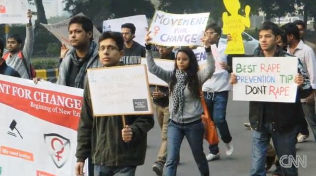 ２０１２年の集団強姦事件でデモを行う人々。インドでは性犯罪が問題となっている