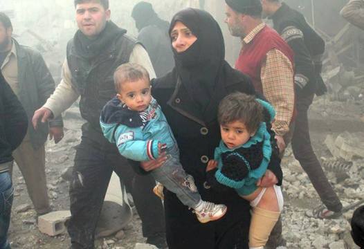 空爆を逃れ子どもを抱きかかえる女性＝アレッポ、２０１３年１２月、LCC提供