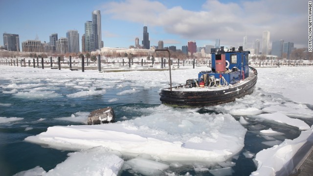 氷を割って進む船＝シカゴ