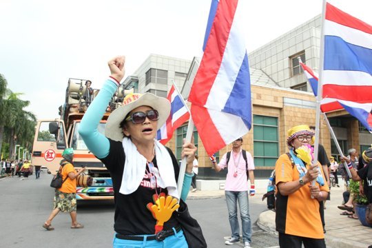 バンコク市内で活動するデモ隊。同国北東部では親政府派の指導者が撃たれる事件が起きた