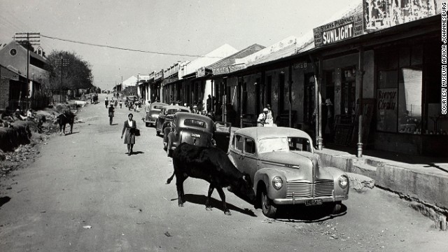 鉱山労働者は郊外の貧しい地区で暮らさざるをえなかった＝Museum Africa, Johannesburg提供