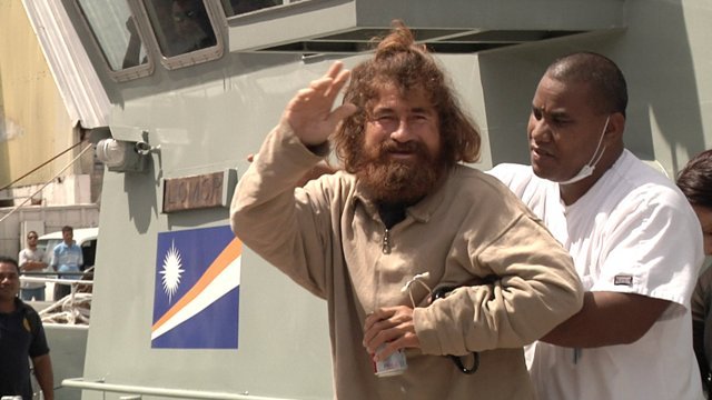 見物人らに手を振るホセ・サルバドール・アルバレンガさん