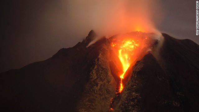 ２０１０年以降活発な活動を見せるシナブン山＝１月５日