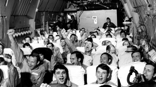 ベトナム戦争で捕虜となった米兵が解放され笑顔を見せる＝US AIR FORCE提供