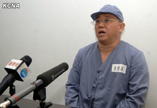 北朝鮮での記者会見に出席したペ・ジュンホ氏＝朝鮮中央通信提供