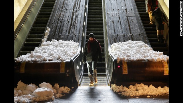 首都ワシントンの地下鉄のエスカレーターにも雪が