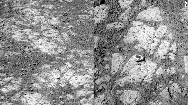 地表に突如出現したのは右写真の中央あたりにある「ゼリードーナツ」型の石＝ＮＡＳＡ提供