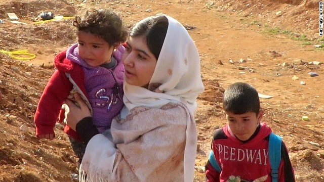 現地の子どもたちと触れ合うマララさん
