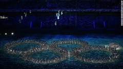 開会式の「失敗」を逆手に取って輪がなかなか開かない演出に会場からは笑いが