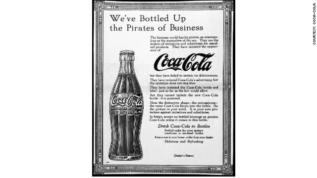 １９１５年のポスターですでに「偽物」に注意するよう呼びかけている＝Coca-Cola Company提供