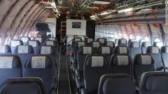 試験機の機内。試験飛行中に乗務員や整備士が座るグレーの座席は、試験飛行が終了次第、正式な座席と取り換えられる