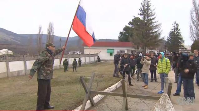 ロシアの国旗を振る男性