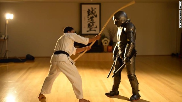 映画「ロード・オブ・ザ・リング」でよろいを作った職人も開発に参加=同社提供